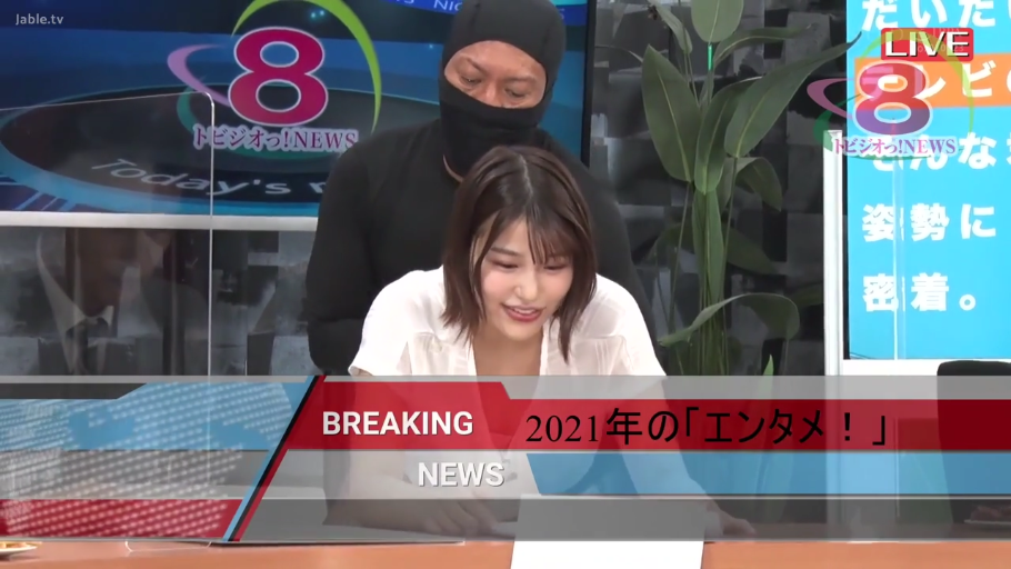 坐姿 · 角色扮演 · 微笑 · 上半身特寫 · 播報 · 新闻演播室 · 白色透視襯衫 · 透明隔板