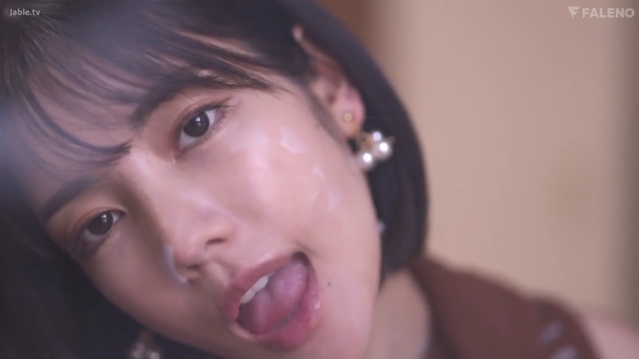 室内 · 脸部特写 · 歪头 · 吐舌 · 棕色背心