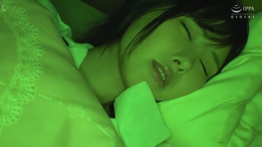 脸部特写 · 卧室 · 枕头 · 侧卧 · 闭目 · 白色蕾丝内衣 · 睡觉 · 绿光滤镜