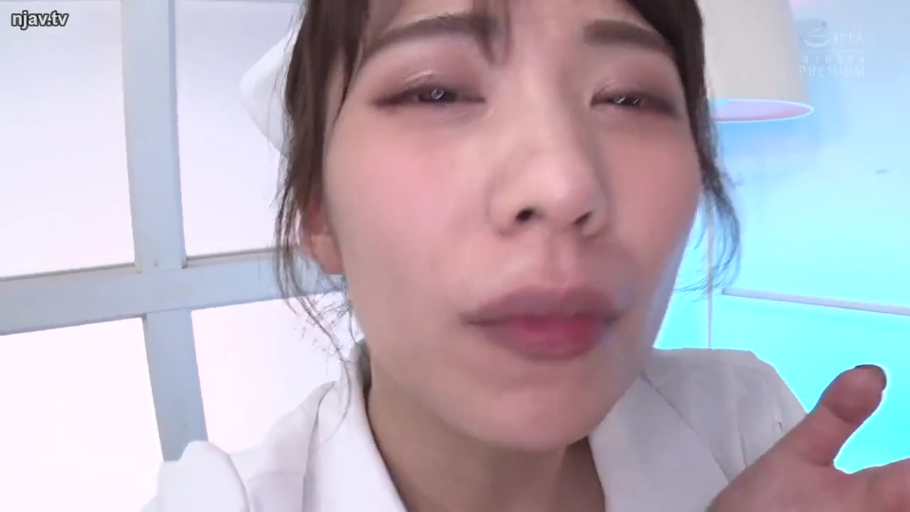 室内 · 面部 · 俯身 · 陶醉 · 白色上衣 · 揉胸 · 塑料薄膜