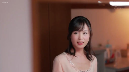 室内 · 站立 · 客厅 · 半身 · 注视 · 温和 · 粉色居家服