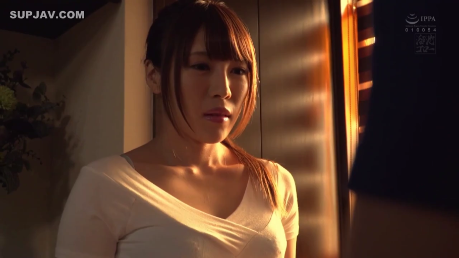 室内 · 忧郁 · 站姿 · 面部特写 · 凝视 · 暖色调 · 浅色V领T恤