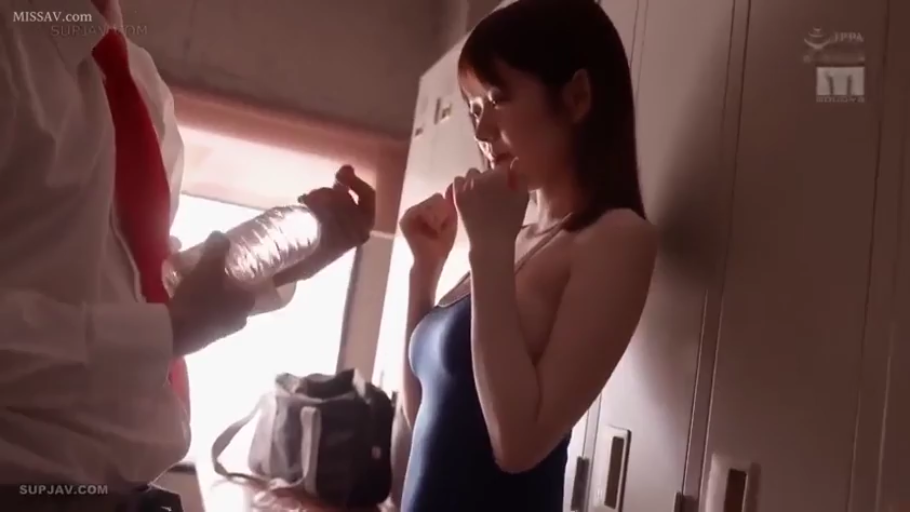 站立 · 羞涩 · 中景 · 更衣室 · 互动 · 死库水 · 矿泉水瓶