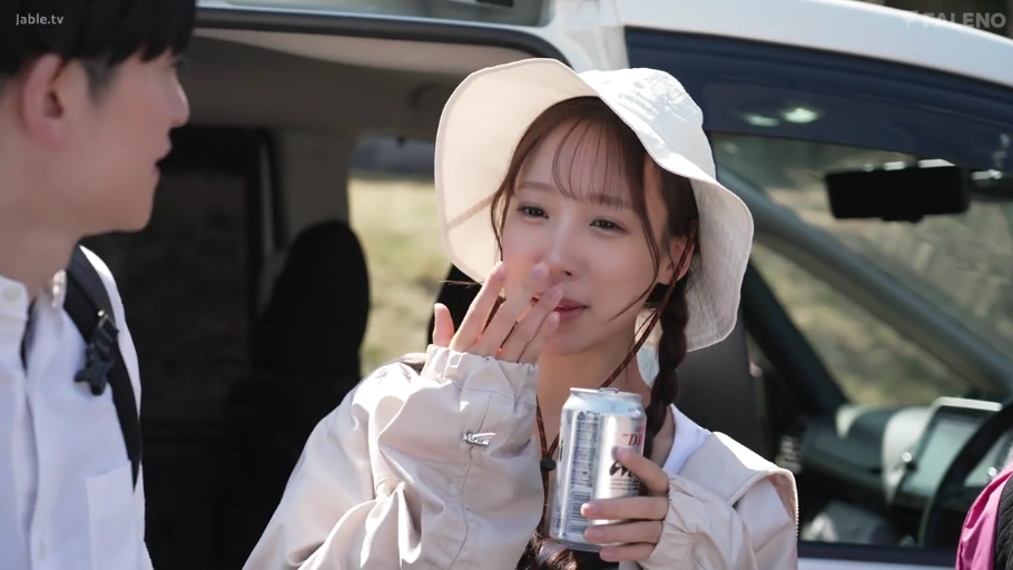 Stand · 自然 · Half-body · Outdoor · 白天 · Can · Hold the can · 遮阳帽