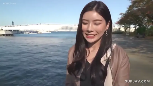 站立 · 中景 · 微笑 · 对视 · 户外 · 耳饰 · 棕色夹克 · 江边