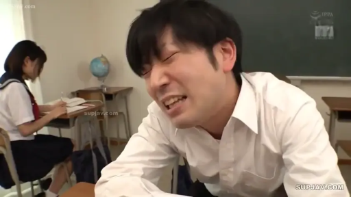 坐姿 · 面部 · 教室 · 忍耐 · 课桌 · 衬衫 · 男女 · 扭曲