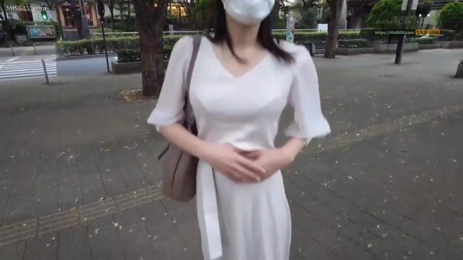 全身 · 站姿 · 户外街道 · 白色连衣裙