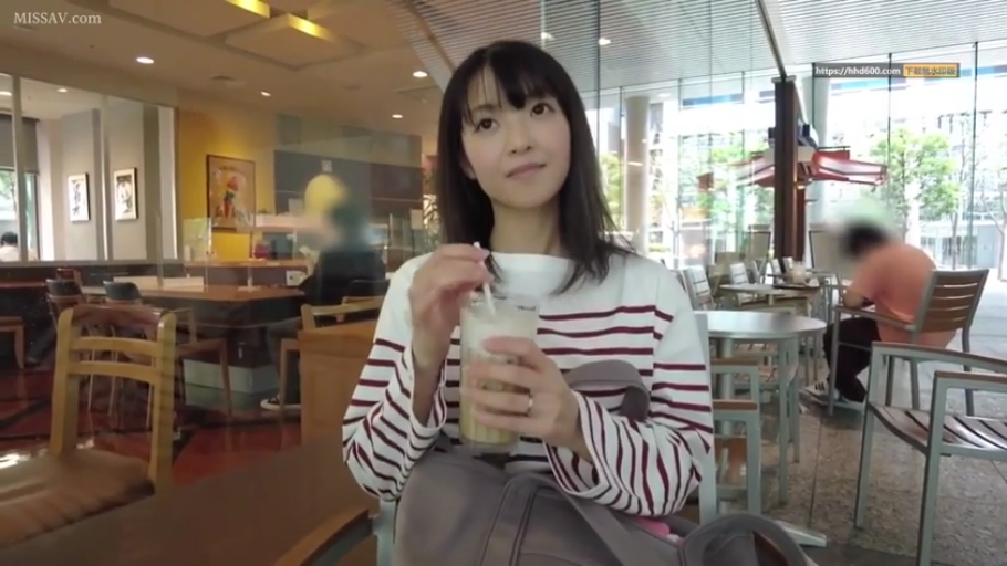 坐姿 · 微笑 · 半身 · 条纹衫 · 咖啡馆 · 黑发 · 饮料杯 · 拿饮料