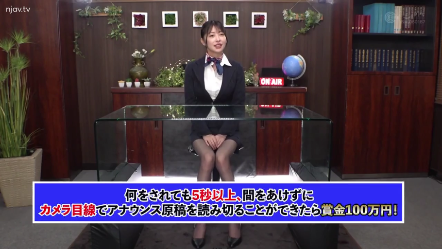 室内 · 坐姿 · 严肃 · 中景 · 谈话 · 白色无袖上衣 · IPPA · 桌椅