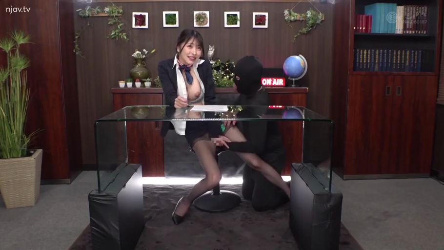 病房 · 病床 · 俯身 · 护士服 · 中景 · 微笑 · 注视 · POV视角