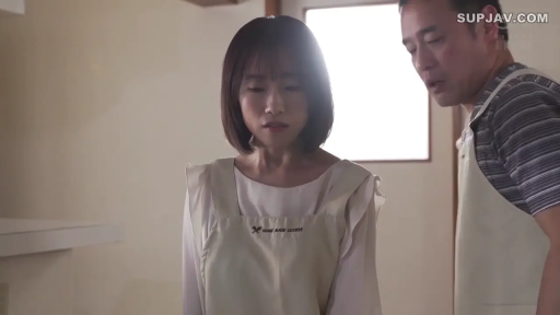 站立 · 厨房 · 上半身 · 互动 · 熟女 · 围裙 · 紧张