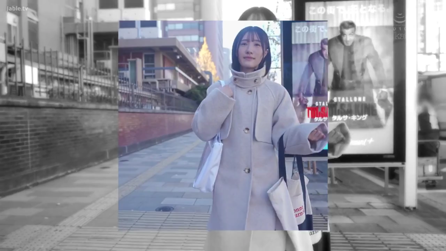 全身 · 站姿 · 自然 · 户外街道 · 街拍 · 手提袋 · 步行 · 长款大衣