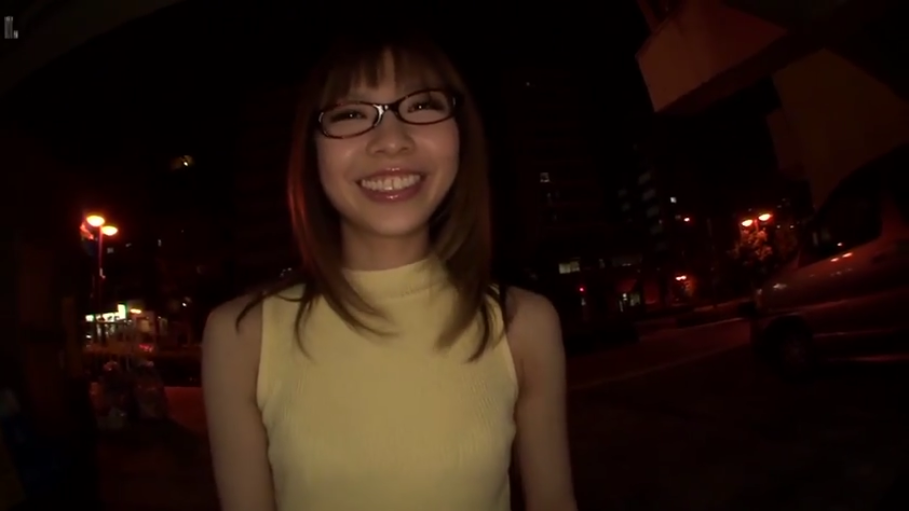 脸部特写 · 开朗 · POV视角 · 夜晚街头 · 黄色无袖针织上衣