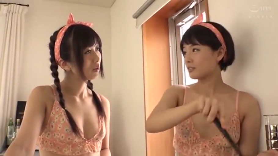 交谈 · 站立 · 自然 · 半身 · 双人 · 发箍 · 化妝間 · 碎花文胸