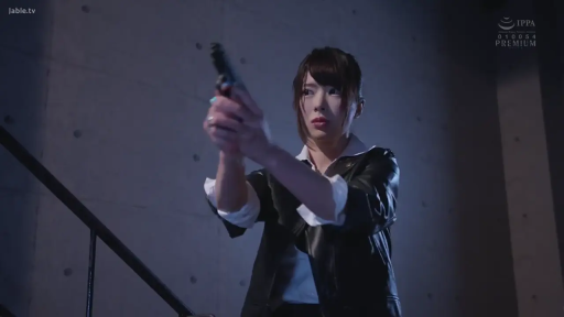 严肃 · 上半身 · 室内楼梯 · 手枪 · 剧情片 · 皮夹克 · 持枪姿势 · 瞄准