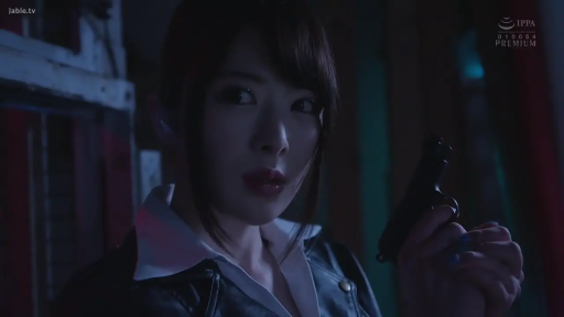 昏暗 · 角色扮演 · 脸部特写 · 皮夹克 · 凝视 · 冷酷 · 手枪 · 举枪