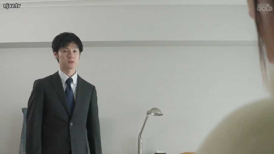 座り姿勢 · 寝室 · 黄色卫衣 · いいえ · 背包 · 疑惑 · 床头灯 · 手持按摩棒