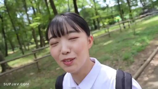 脸部特写 · 站立 · 微笑 · 白色衬衫 · 第一人称视角 · 对视 · 户外 · 双肩包