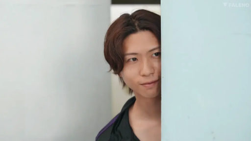 室内 · 微笑 · 面部特写 · 注视 · 黑色上衣 · 男优 · 躲在墙后