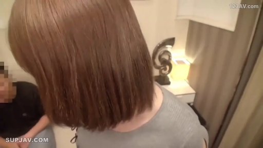 室内 · 座り姿勢 · デスクライト · 黑色短袖 · 头部特写 · 面对面交谈 · 部分模糊