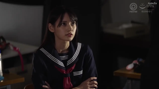 坐姿 · 严肃 · 教室 · 半身 · 课桌 · 注视 · 水手服 · 日本AV