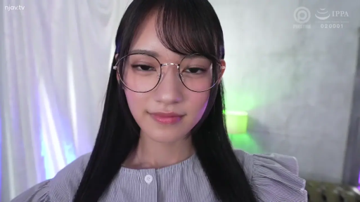 室内 · 眼镜 · 脸部特写 · 平静 · 条纹衬衫 · 注视 · 正脸 · 黑直发