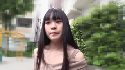 胸部以上 · 站立 · 自然 · 对视 · 户外 · 齐刘海长发 · 露肩针织衫