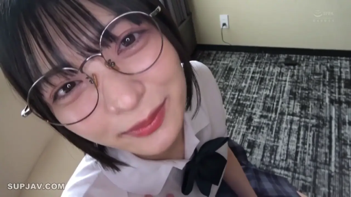 室內 · 蝴蝶结 · 眼鏡 · 臉部特寫 · 第一人稱視角 · 微笑 · 仰视 · 注视镜头