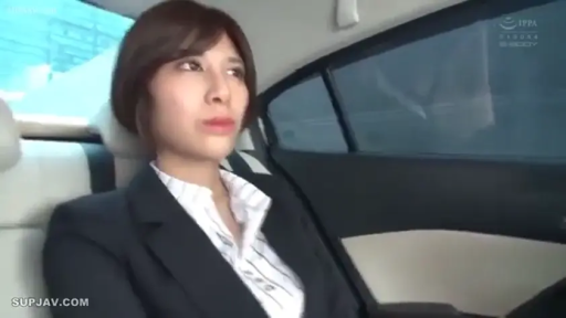 坐姿 · 平静 · 面部特写 · 职业装 · 乘车 · 车内 · 短发 · 汽车座椅