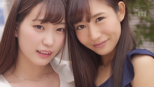 Face · Smile · Necklace · Casual wear · Outdoor · 双人 · Look at the camera · 并肩