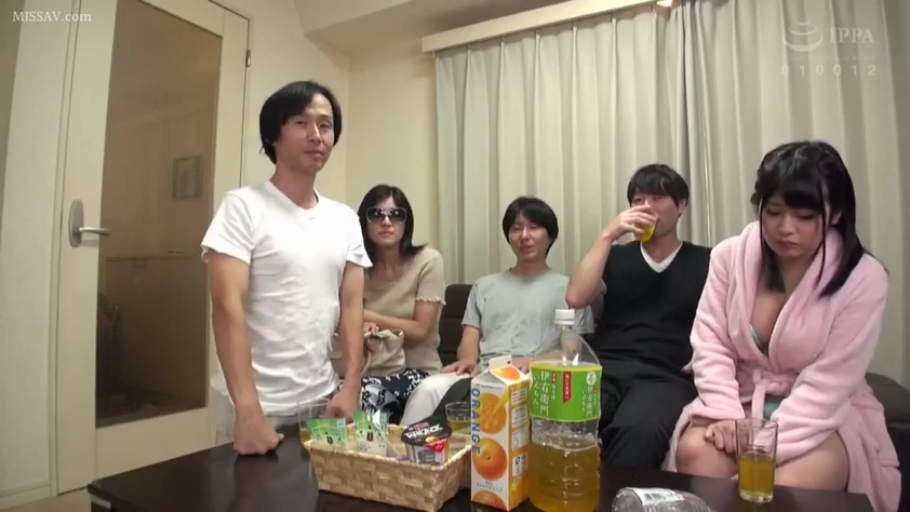 Sitting Posture · 全景 · 自然 · Living room · 多人 · 聚会 · 饮料 · Pink bathrobe