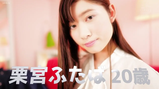 室内 · 脸部特写 · 微笑 · 白色衬衫 · 注视 · 长发 · 侧头