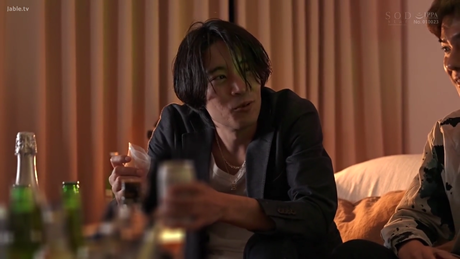 室内 · 坐姿 · 自然 · 半身 · 酒瓶 · 昏暗灯光 · 聊天 · 西装