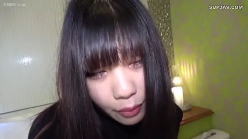 室内 · 迷離 · 顔のクローズアップ · 注视镜头 · 前傾 · 长发齐刘海 · 黑色高领上衣