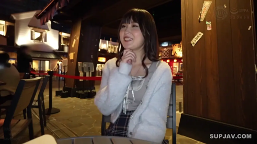 坐姿 · 交谈 · 微笑 · 半身 · 白色开衫 · 夜景 · 桌椅 · 户外餐厅