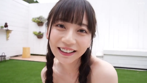 脸部 · 甜美 · 盆栽 · 微笑 · 清纯 · 户外草地 · 裸肩 · 正对镜头