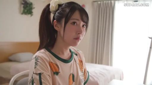 床边 · 中景 · 沉稳 · 侧坐 · 白色发圈 · 水果印花家居服 · 凝视前方 · 长马尾