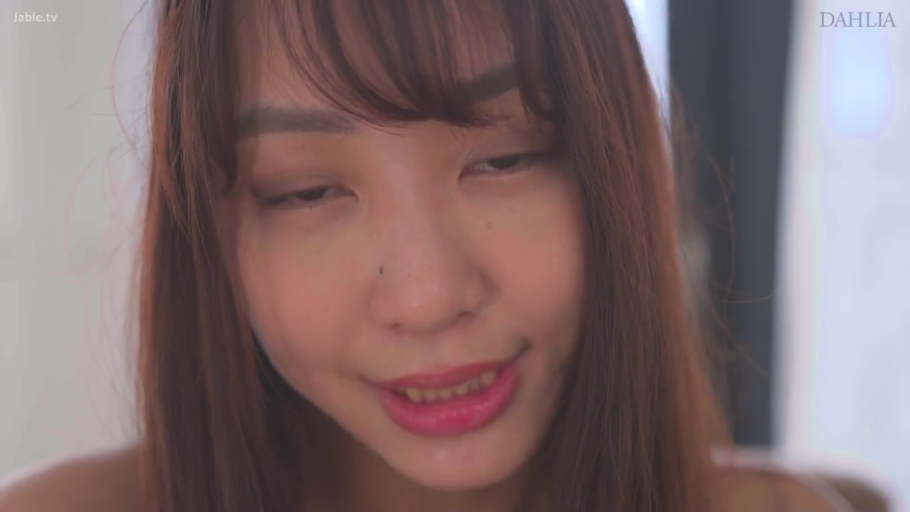 室内 · 憂鬱 · 顔部のクローズアップ · 部屋着 · 大特写 · 无行为 · 低头姿势