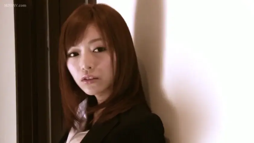 单人 · 面部 · 忧郁 · 站立 · 注视 · 走廊 · 西装