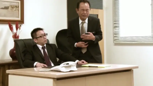 办公室 · 站立 · オフィスデスク · 全景 · 职场 · 対峙 · 悲伤 · 商务西装