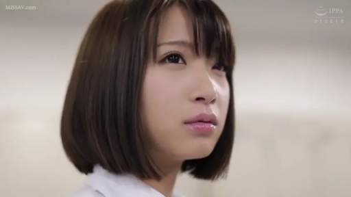 室内 · 面部 · 侧身 · 平静 · 凝视 · 短发 · 白色校服