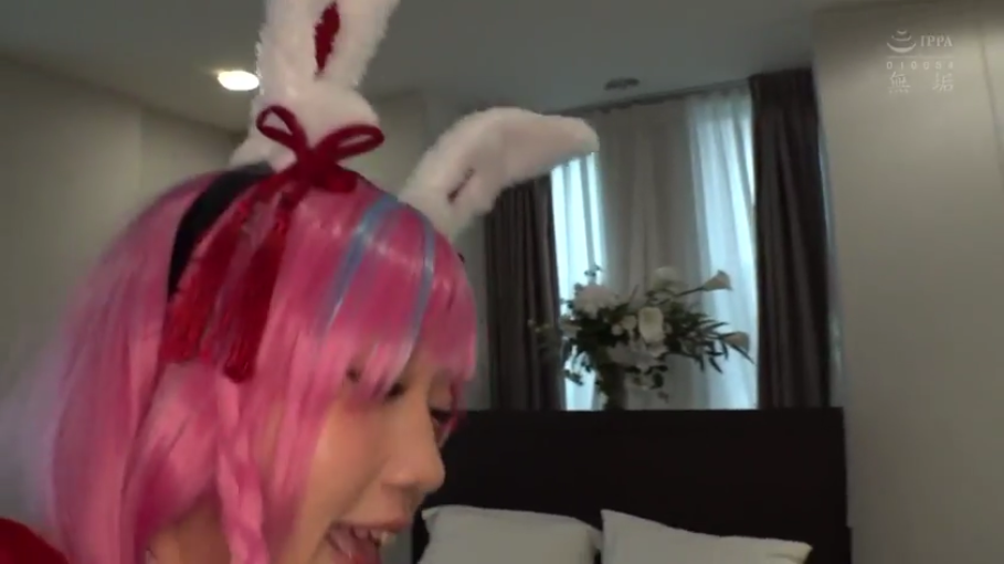 坐姿 · 半身特写 · 注视 · 房间 · 兔耳头饰 · Cosplay服装 · 微张嘴表情 · 粉红长发