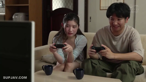 中景 · 开怀大笑 · 室内客厅 · 并排坐姿 · 游戏手柄 · 玩电子游戏 · 休闲日常装 · 情侣生活