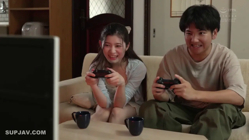 座り姿勢 · 中景 · リビング · カジュアルウェア · プロット · 开心 · ゲームをする · 游戏手柄