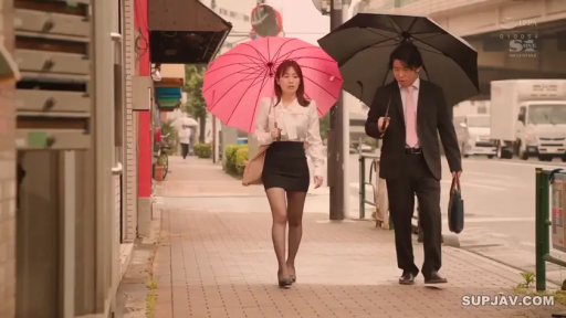 全身 · 自然 · 职业装 · 街道 · 行走 · 职场 · 雨伞 · 撑伞