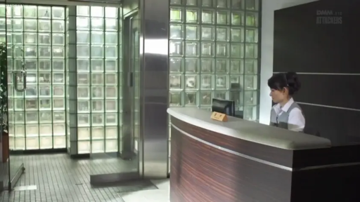 坐姿 · 严肃 · 电脑 · 职业装 · 远景 · 玻璃墙 · 等候 · 办公大厅