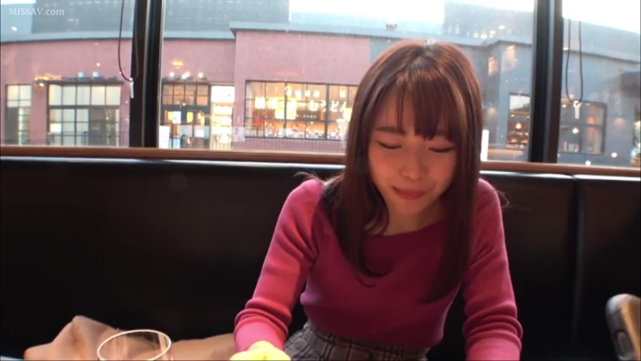 坐姿 · 半身 · 餐厅 · 紫色针织衫