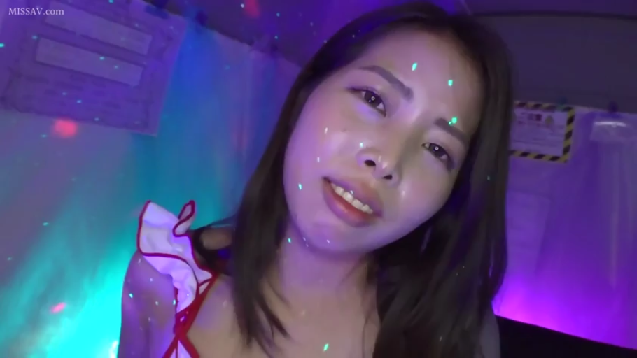 室内 · 面部 · 俯身 · 诱惑 · 凝视 · 蕾丝上衣 · 镭射灯 · 夜场氛围