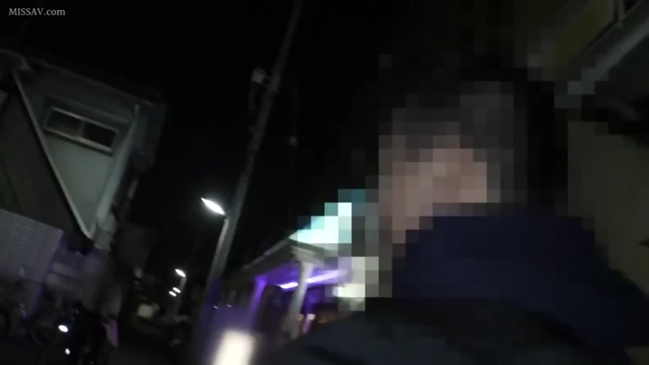 坐姿 · 中景 · 沙发 · 微笑 · 客厅 · 剧情 · 抹胸 · 采访