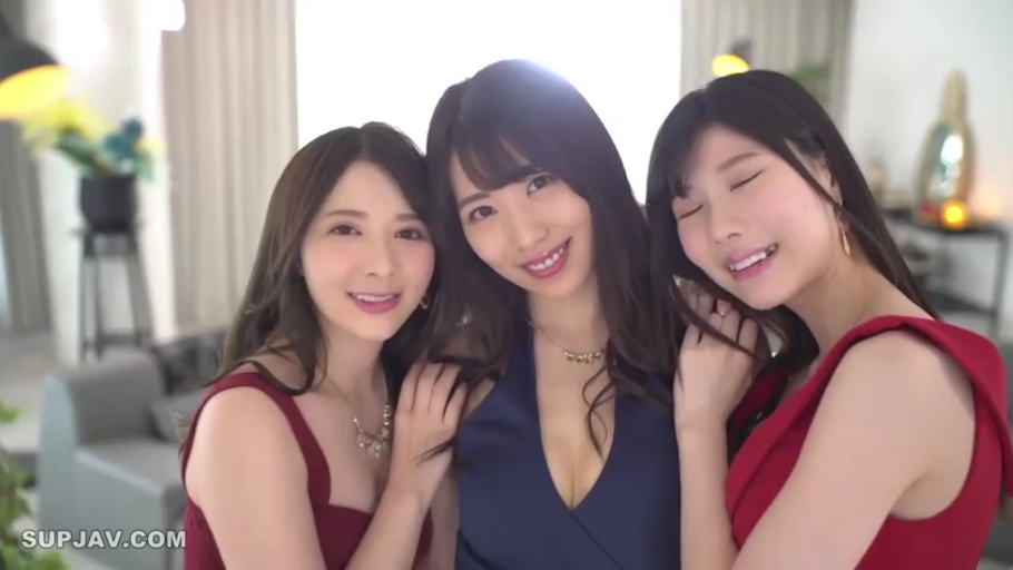 室內 · 微笑 · 对视 · 上半身 · 搂抱 · 礼服